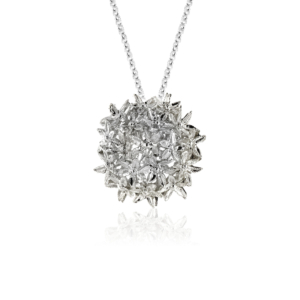 Pendente Mille Fiori con dettagli floreali vivaci e raffinati.