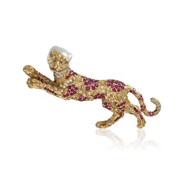 Spilla Pantera con rubini e diamanti, simbolo di forza ed eleganza.