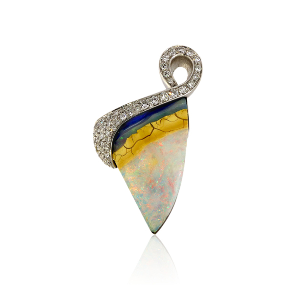 Pendente in oro bianco e diamanti, simbolo di lusso e raffinatezza.