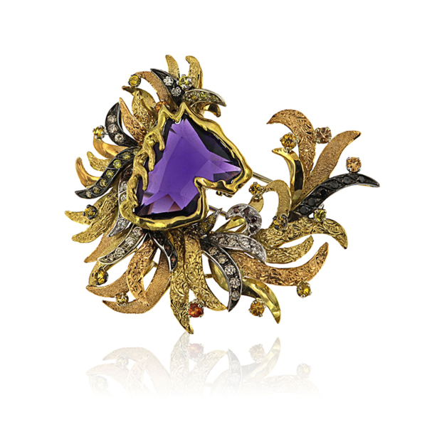Spilla in oro giallo con ametista viola, simbolo di eleganza e fascino.