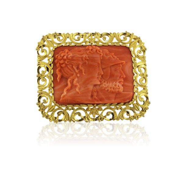 Spilla in corallo cerasuolo, un gioiello raffinato e naturale.