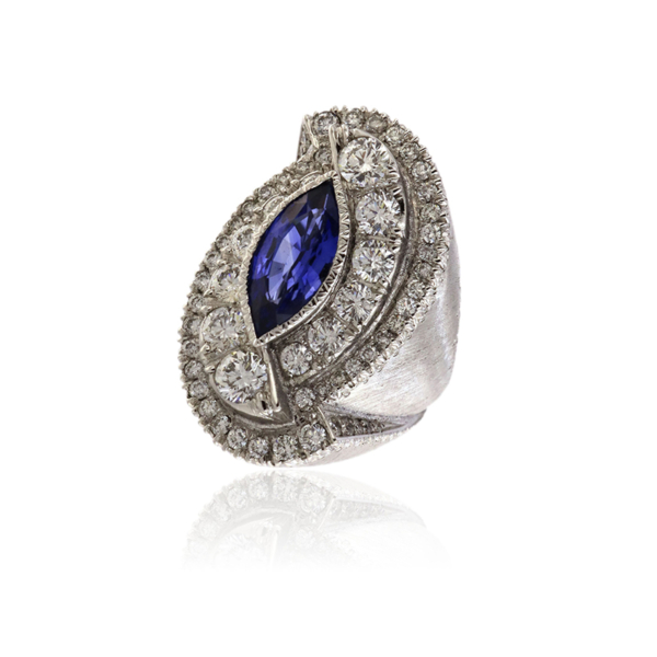 Anello in oro bianco, simbolo di eleganza e raffinatezza senza tempo.