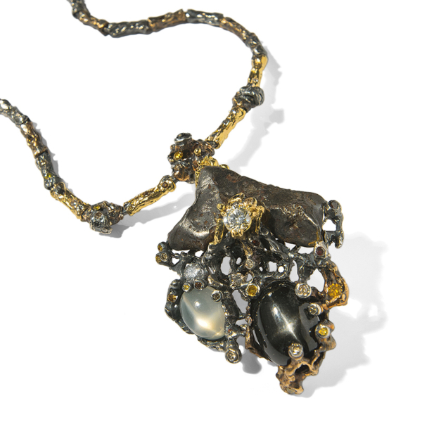 Collana in oro, argento e bronzo, un mix raffinato di metalli preziosi.