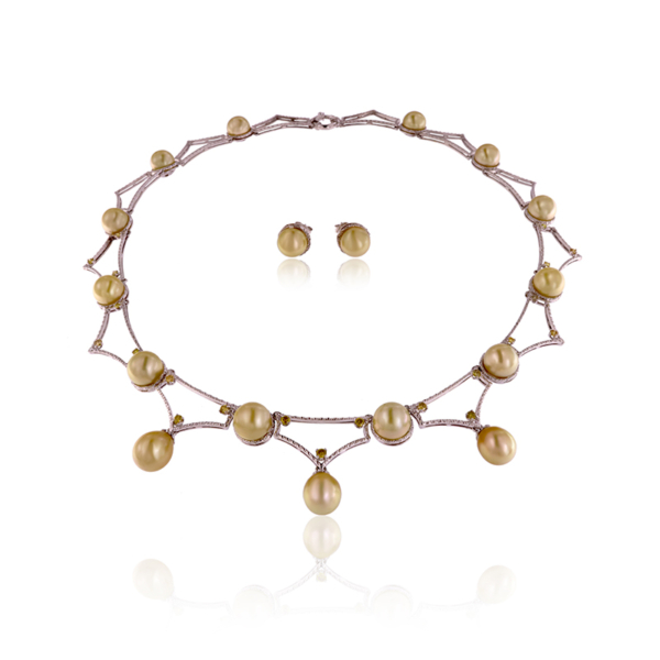 Collana e orecchini in oro giallo, simbolo di eleganza e luminosità.