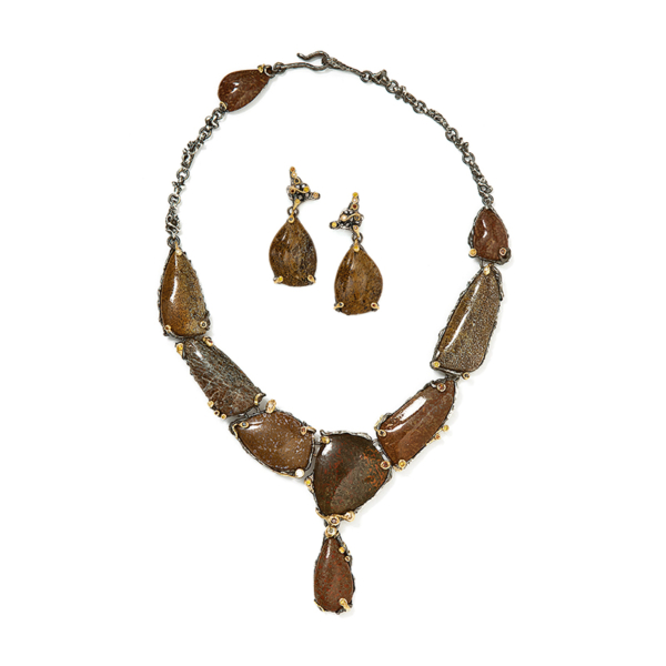 Collana e orecchini in argento brunito, un mix di eleganza e carattere.