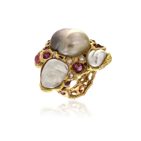 Anello in oro rosa con diamanti e tormaline, simbolo di lusso ed eleganza.
