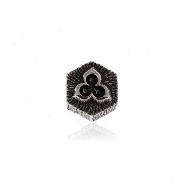 Penkino Logo Penko in argento brunito, simbolo di artigianalità.