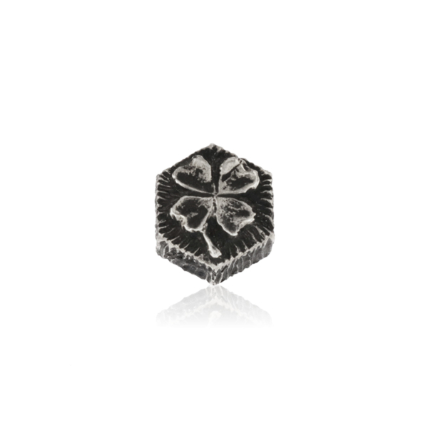 Penkino Quadrifoglio in argento brunito, simbolo di fortuna.