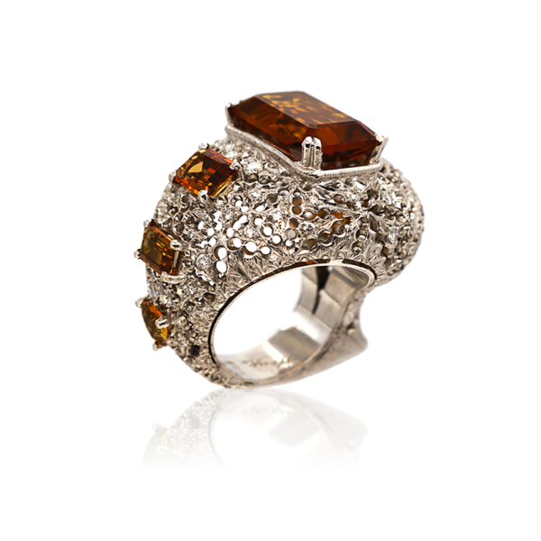 Stilla Aurea: Anello da mignolo, simbolo di stile ed eleganza senza tempo.