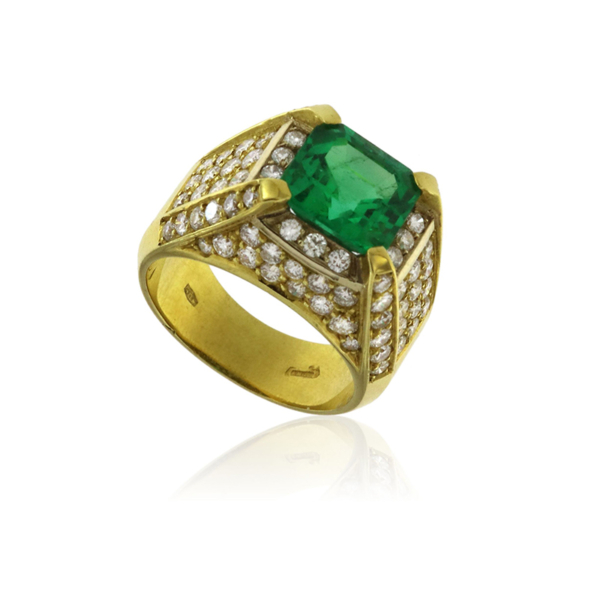 Anello in oro giallo e smeraldo, simbolo di lusso e raffinatezza naturale.