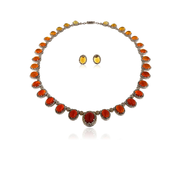 Collana e orecchini in oro bianco e diamanti, simbolo di lusso e brillantezza.