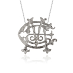 Pendente Ecce Cor Meum con design elegante e simbolico.