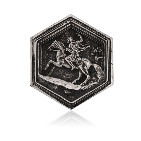 Formella la Caccia o l’Equitazione, simbolo di tradizione.