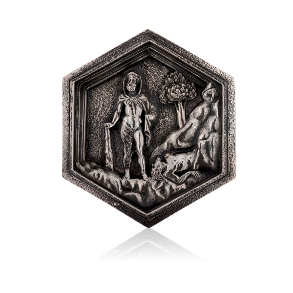 Formella la Giustizia Sociale, simbolo di equità e diritti.