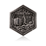 Formella la Vendemmia, simbolo di abbondanza e tradizione vinicola.