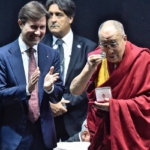 Il sigillo della pace realizzato da Paolo Penko al Dalai Lama