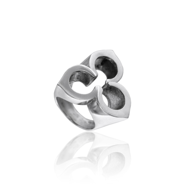 Anello Logo Penko, simbolo di raffinatezza e tradizione.