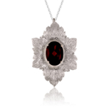 Il Pendente Vera con granato esprime personalità e stile, perfetto per completare il tuo outfit.