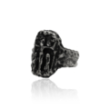 Anello della Passione Paolo Penko di lato <span style="font-weight: 400;">Questo anello in argento 925‰ brunito, realizzato con la tecnica artigianale della fusione a cera persa, prende il nome di Anello della Passione.</span> <span style="font-weight: 400;">L’anello ha una forma rustica, lavorato come una roccia in cui è stata scavata la scena della Passione di Cristo sulla croce, richiamando la semplicità dei primi simboli e raffigurazioni paleocristiane. </span> <span style="font-weight: 400;">All’interno dell’anello vi è inciso il simbolo "PX" che rappresenta il monogramma di Cristo, formato dalla sovrapposizione delle lettere greche "χ" (chi) e "ρ" (rho). Queste sono le iniziali della parola greca "Christos" (Cristo) e sono usate per rappresentare Gesù Cristo. Il monogramma viene spesso utilizzato in contesto religioso, in particolare nella simbologia cristiana.  </span> <span style="font-weight: 400;">Indicare la misura o la taglia dell’anello nelle note sull’ordine.</span> <a href="https://www.paolopenko.com/wp-content/uploads/2025/05/Tabella-misure-anelli-Paolo-Penko.pdf"><span style="font-weight: 400;">Vedi la tabella delle misure</span></a><span style="font-weight: 400;"> </span>