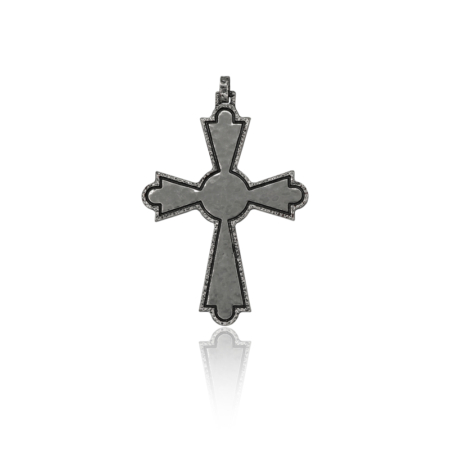 Croce San Pietro bugnata in lega argentata, con bracci trapezoidali ispirati al colonnato.